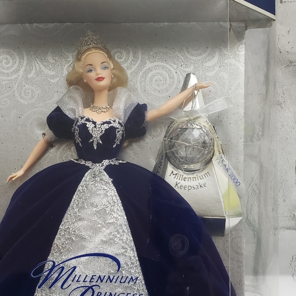 Collector's Millennium Princess Barbie - Picture 5 of 8